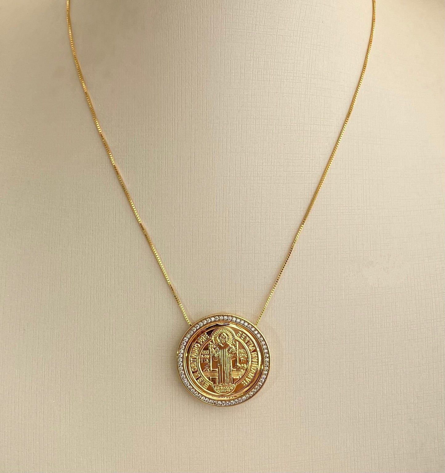 GARGANTILHA MEDALHA SÃO BENTO CRAVEJADO