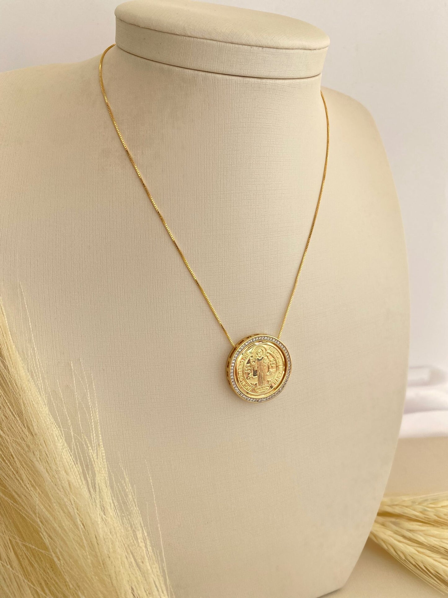 GARGANTILHA MEDALHA SÃO BENTO CRAVEJADO