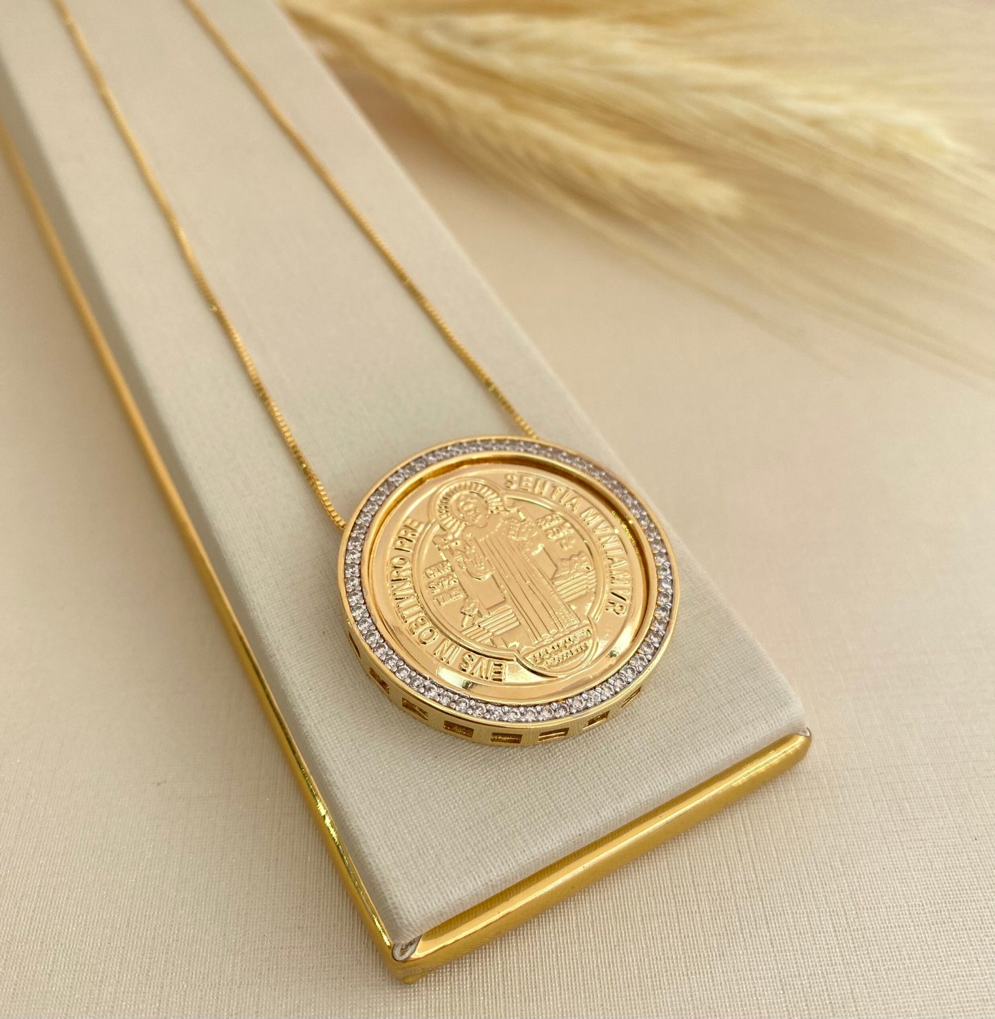 GARGANTILHA MEDALHA SÃO BENTO CRAVEJADO