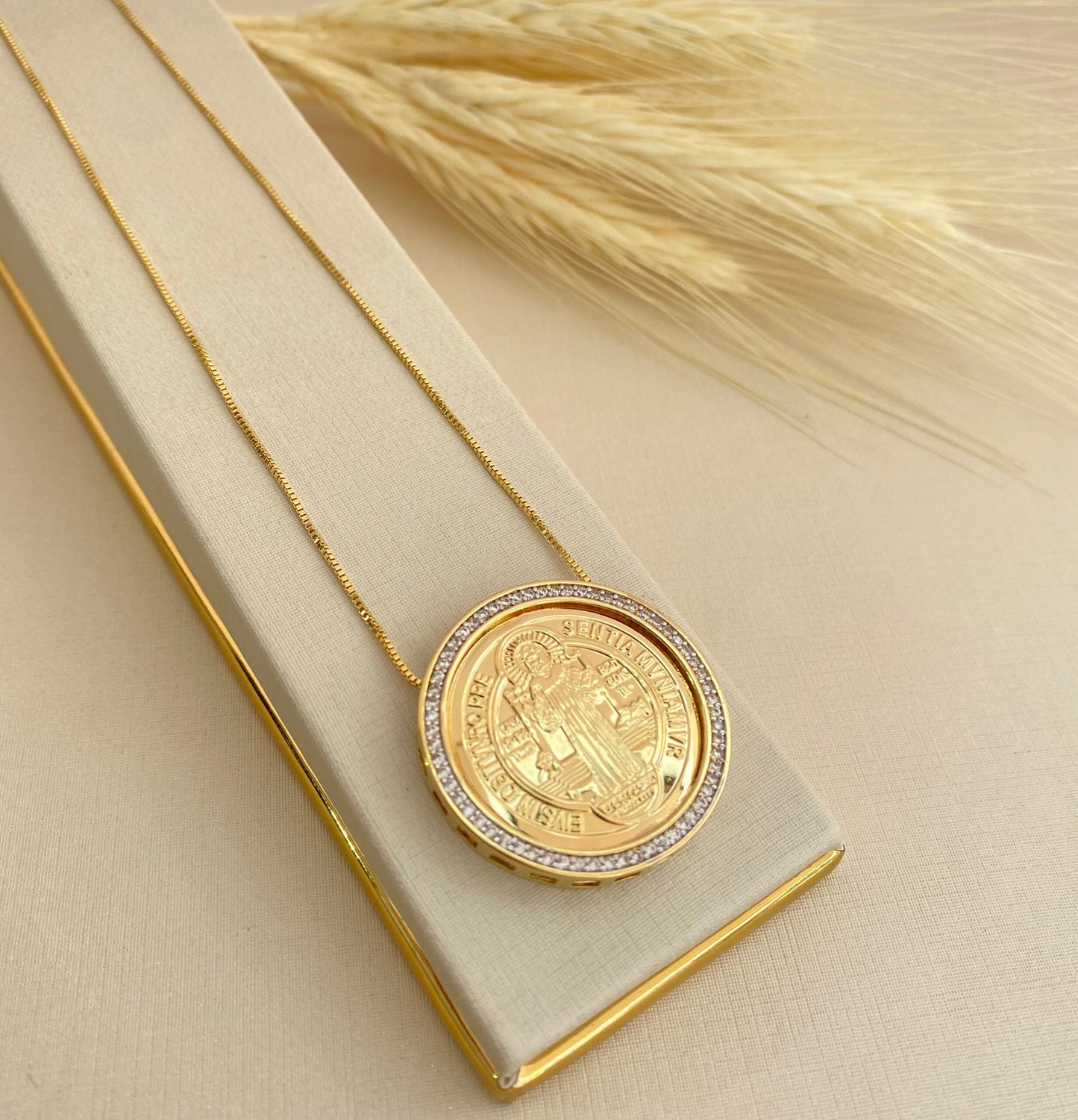 GARGANTILHA MEDALHA SÃO BENTO CRAVEJADO