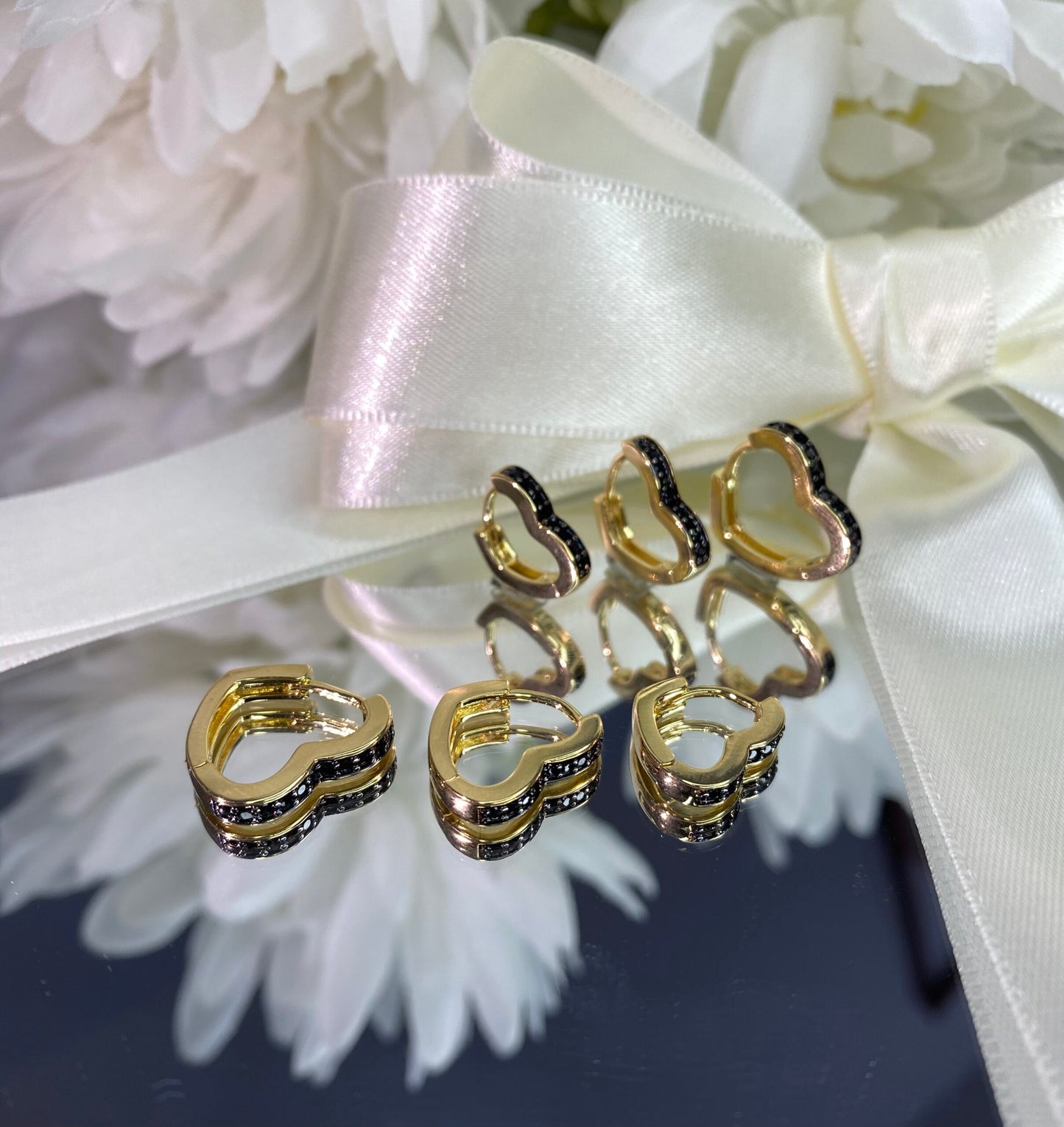 BRINCO TRIO DE CORAÇÃO PRETO CRAVEJADO