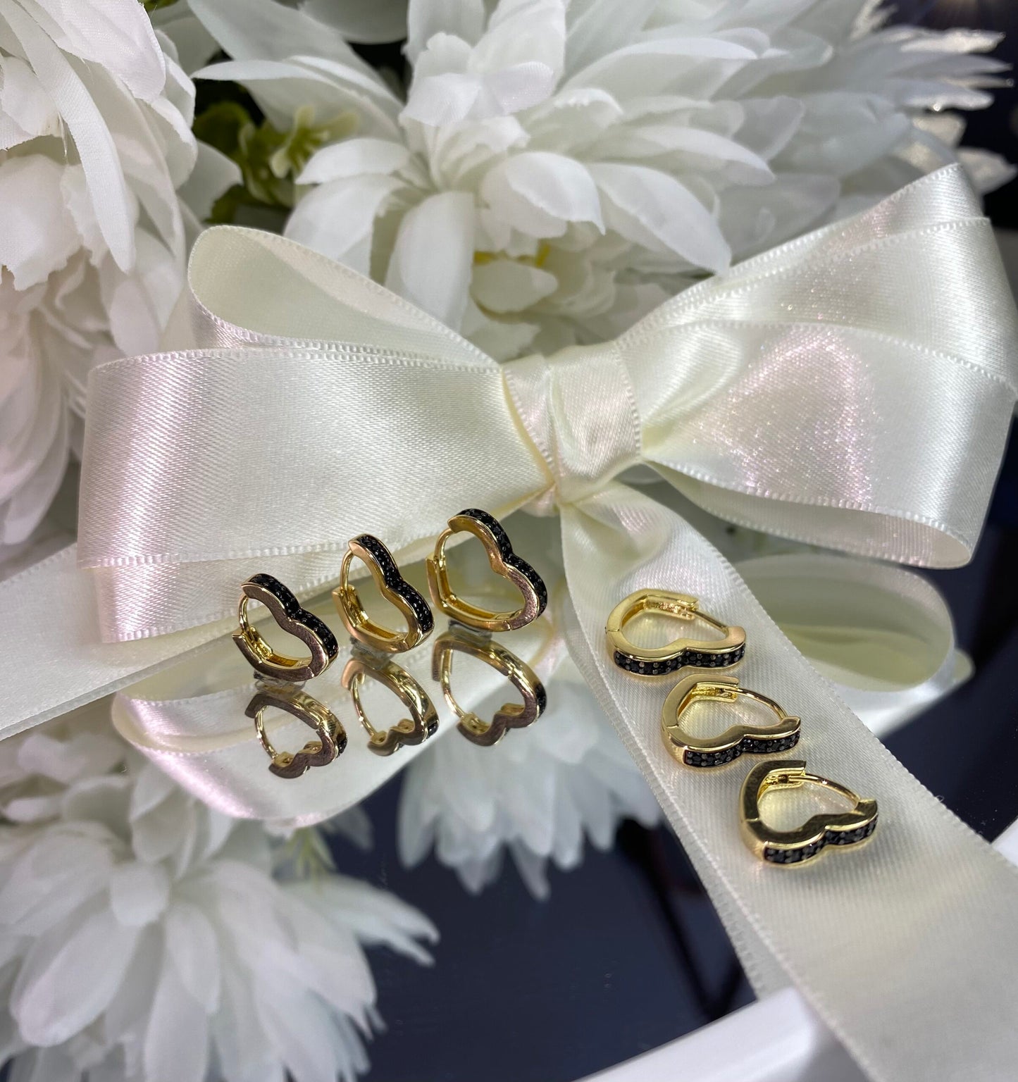 BRINCO TRIO DE CORAÇÃO PRETO CRAVEJADO