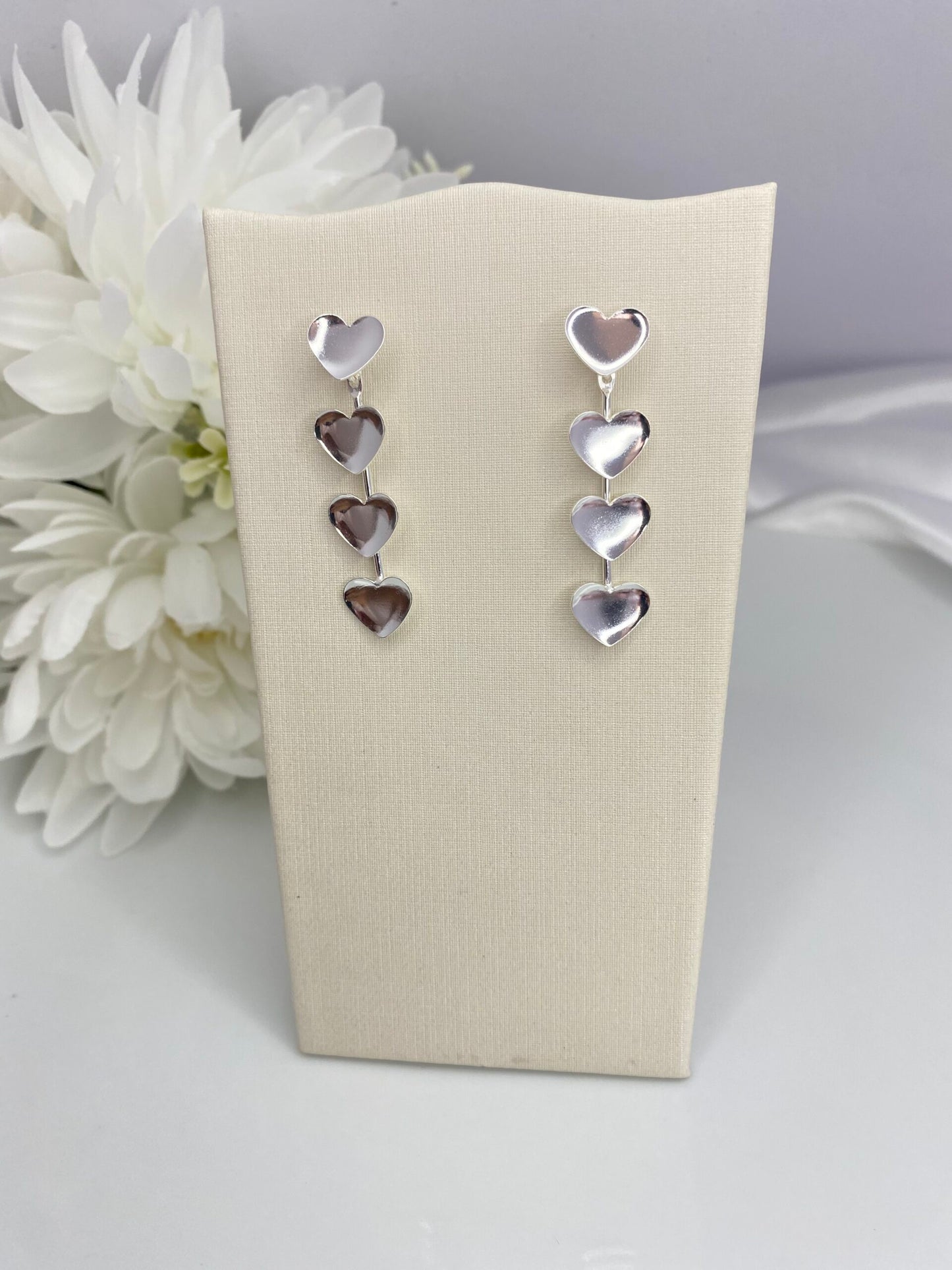 BRINCO PRATA CORAÇÕES EM CASCATA