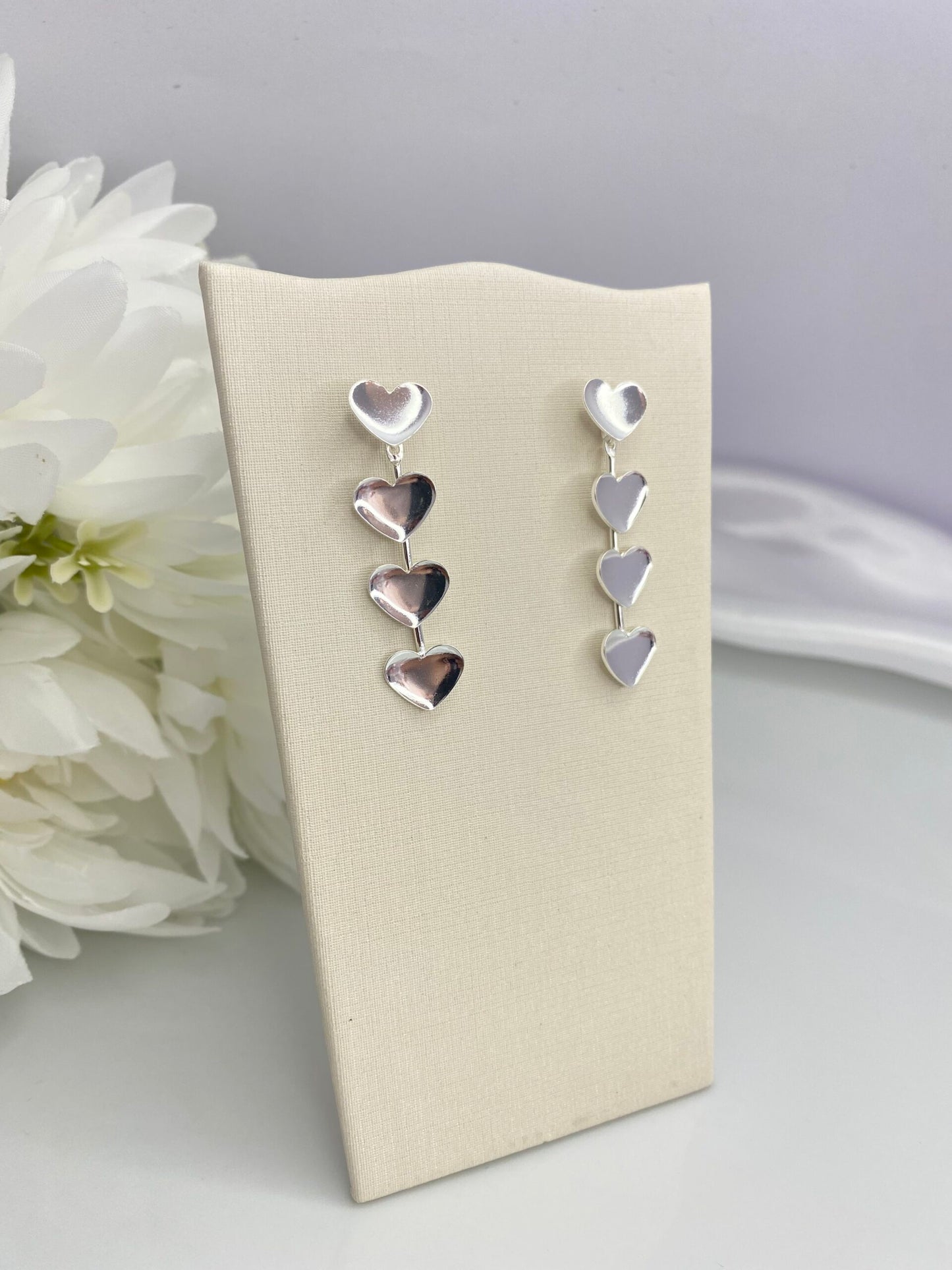 BRINCO PRATA CORAÇÕES EM CASCATA