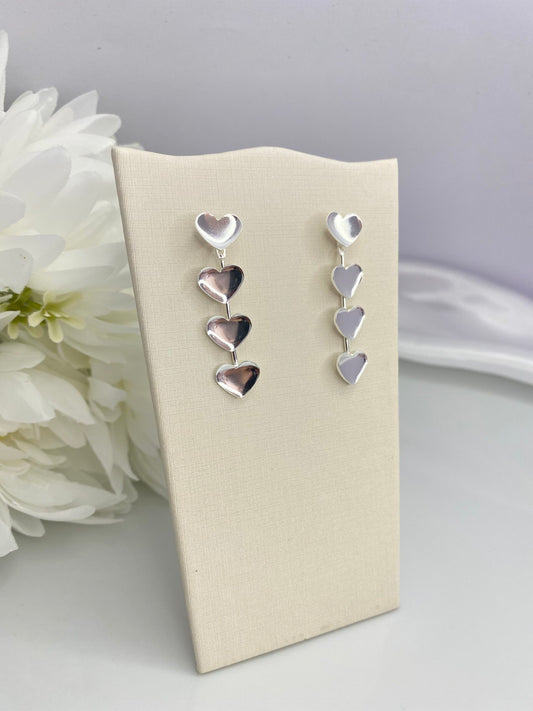 BRINCO PRATA CORAÇÕES EM CASCATA