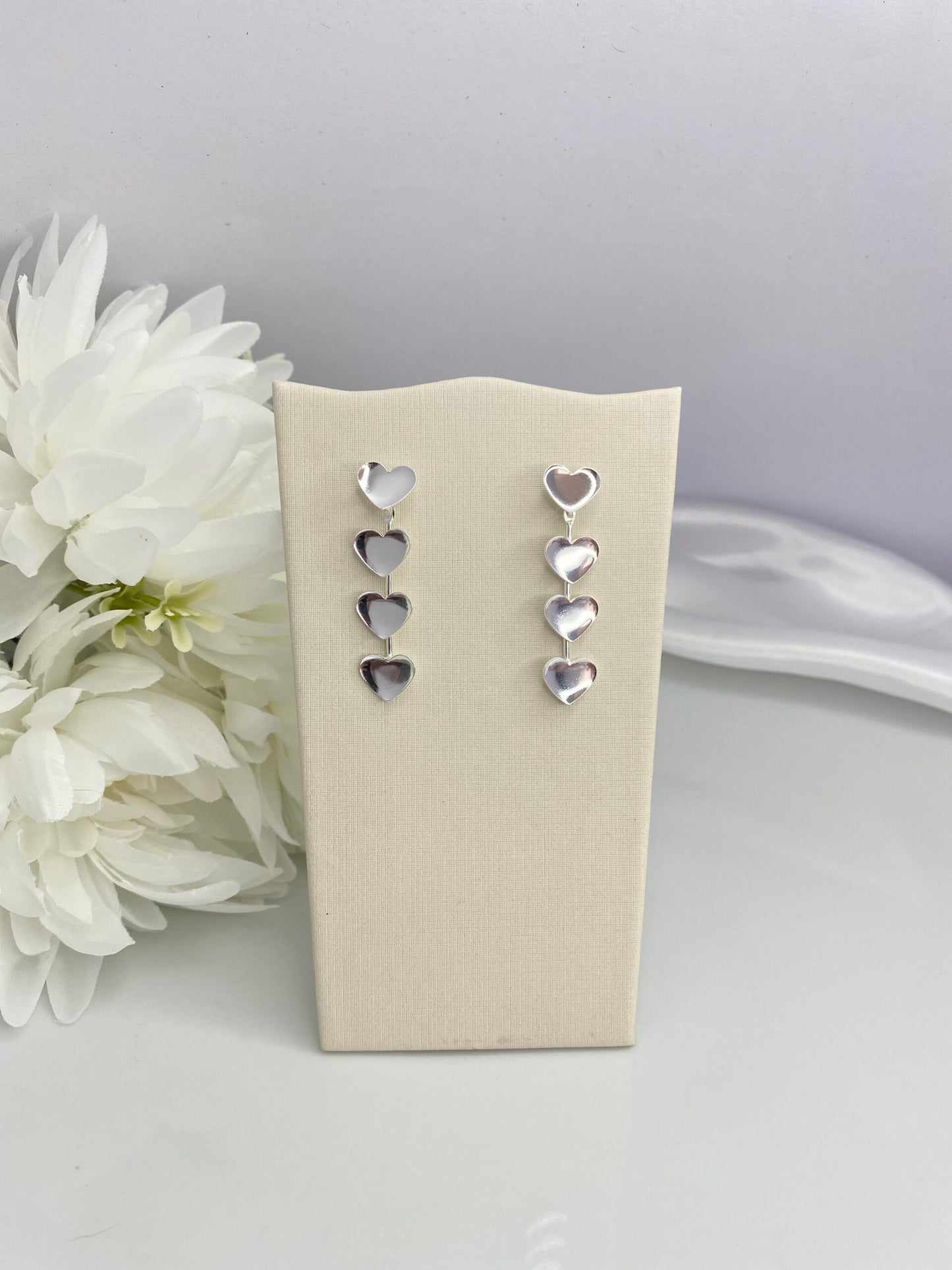 BRINCO PRATA CORAÇÕES EM CASCATA