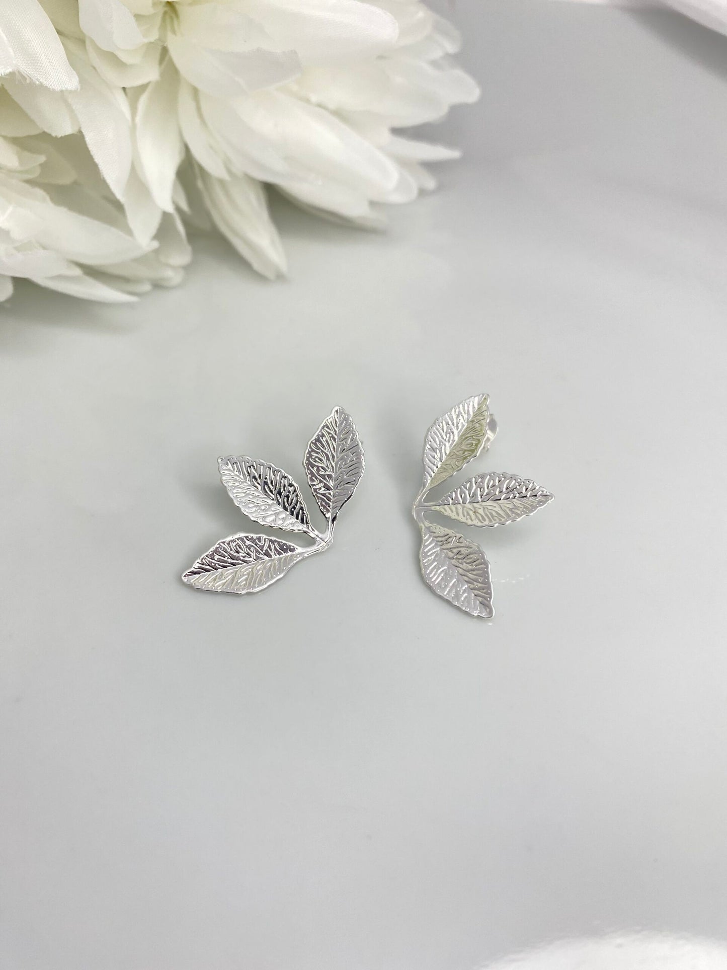 BRINCO PRATA FOLHAS DE LUZ