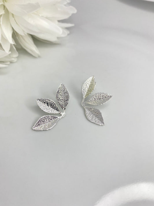 BRINCO PRATA FOLHAS DE LUZ