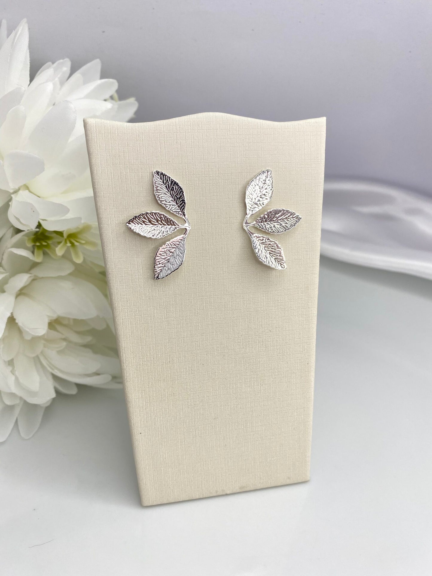 BRINCO PRATA FOLHAS DE LUZ