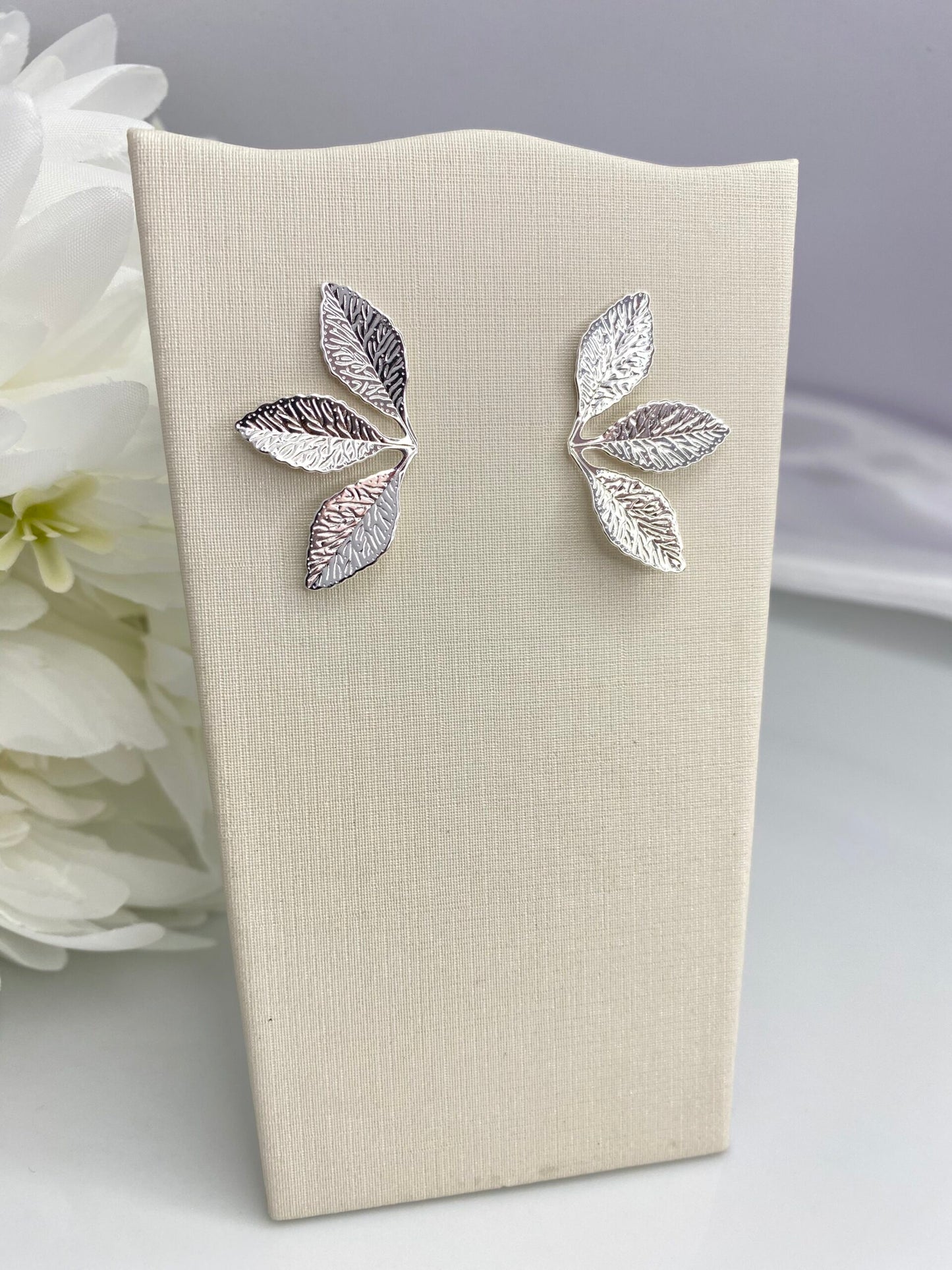BRINCO PRATA FOLHAS DE LUZ