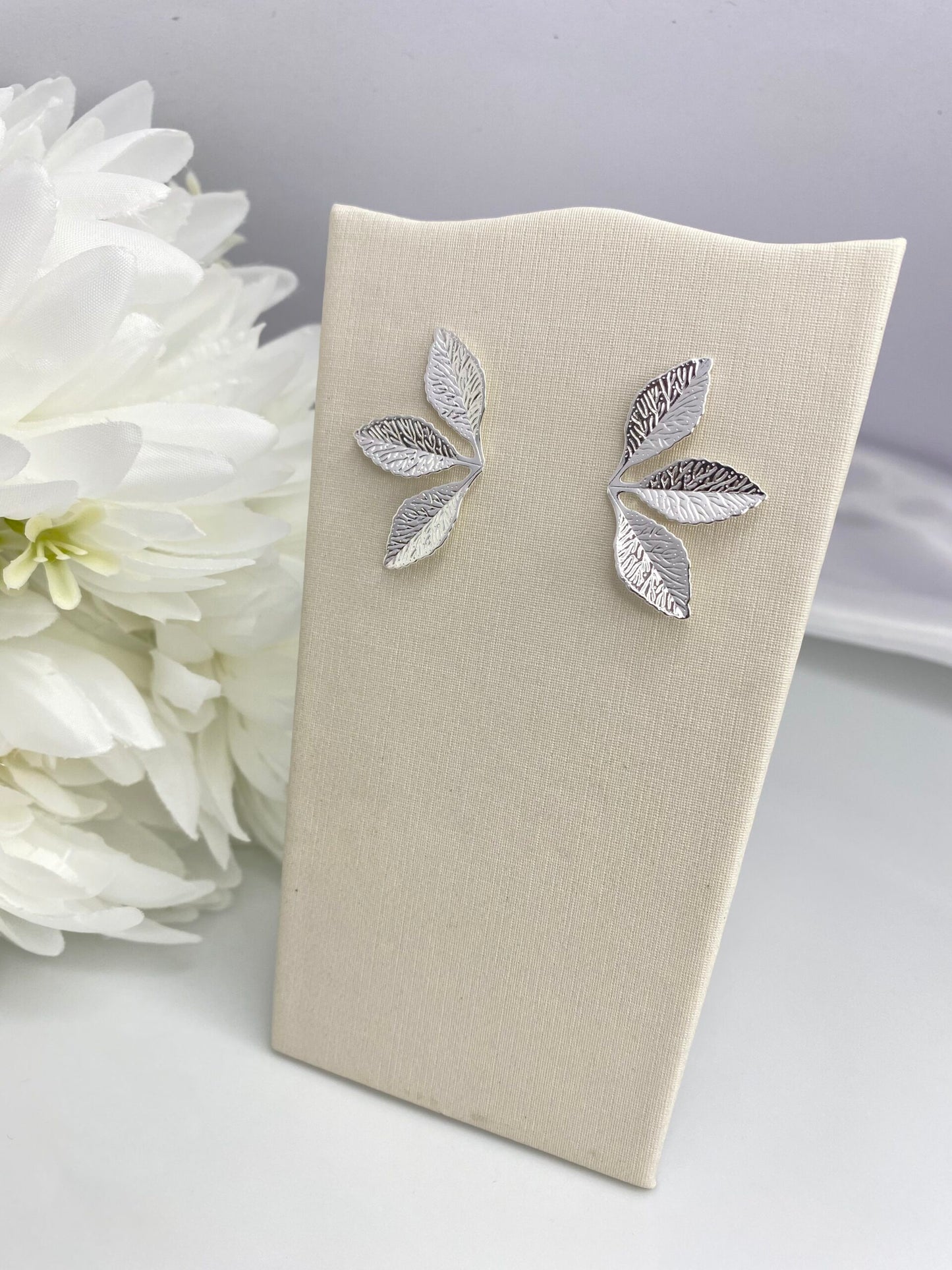 BRINCO PRATA FOLHAS DE LUZ