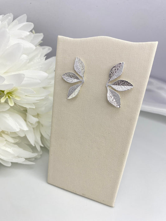 BRINCO PRATA FOLHAS DE LUZ