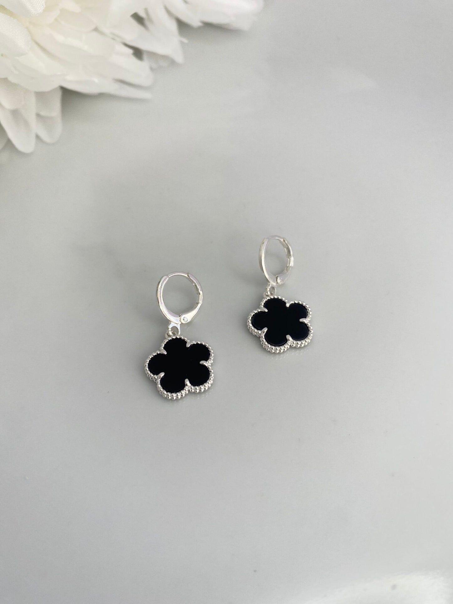 BRINCO PRATA TREVO PRETO