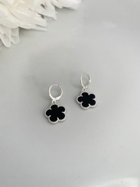 BRINCO PRATA TREVO PRETO