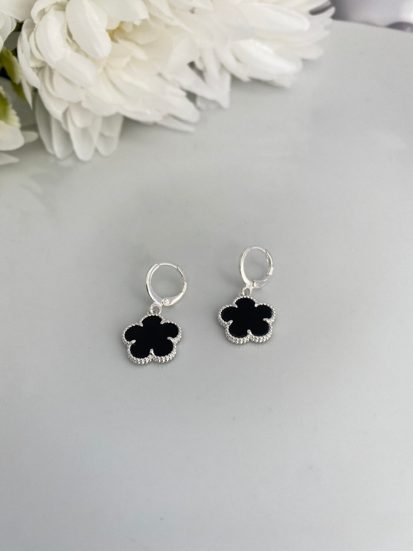 BRINCO PRATA TREVO PRETO