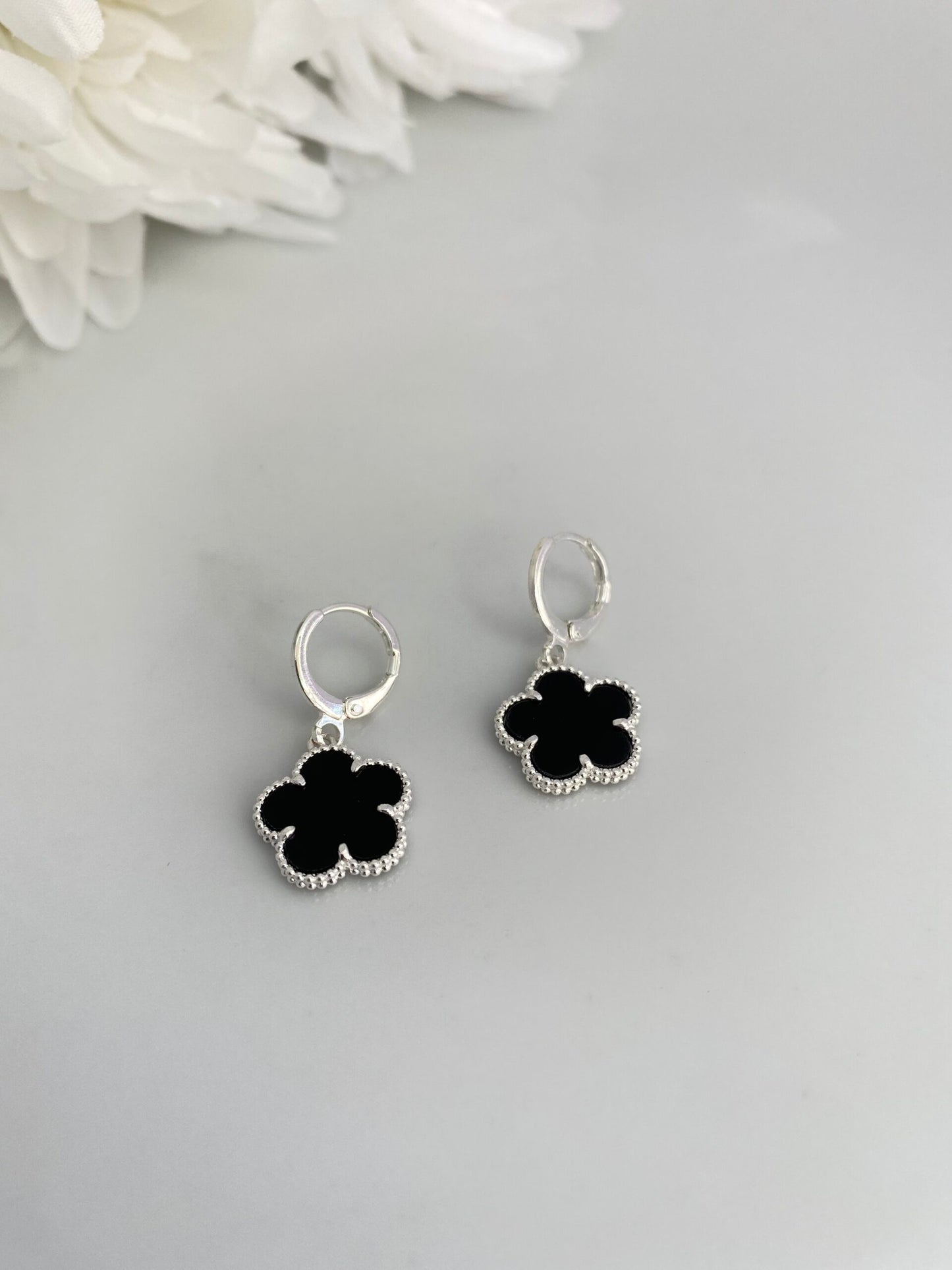 BRINCO PRATA TREVO PRETO