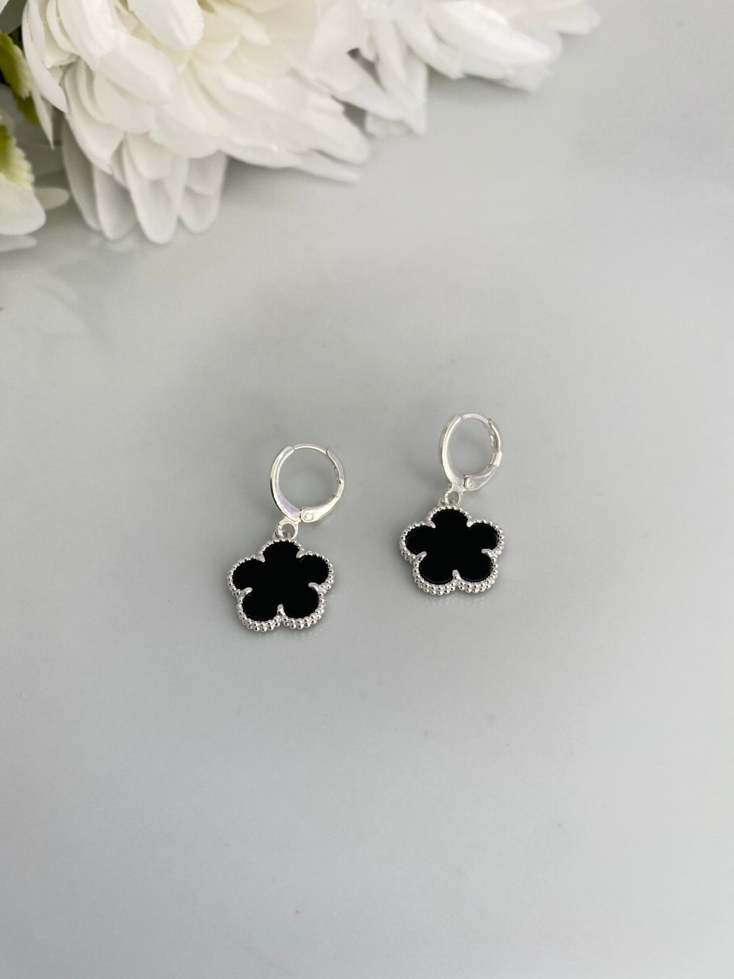 BRINCO PRATA TREVO PRETO