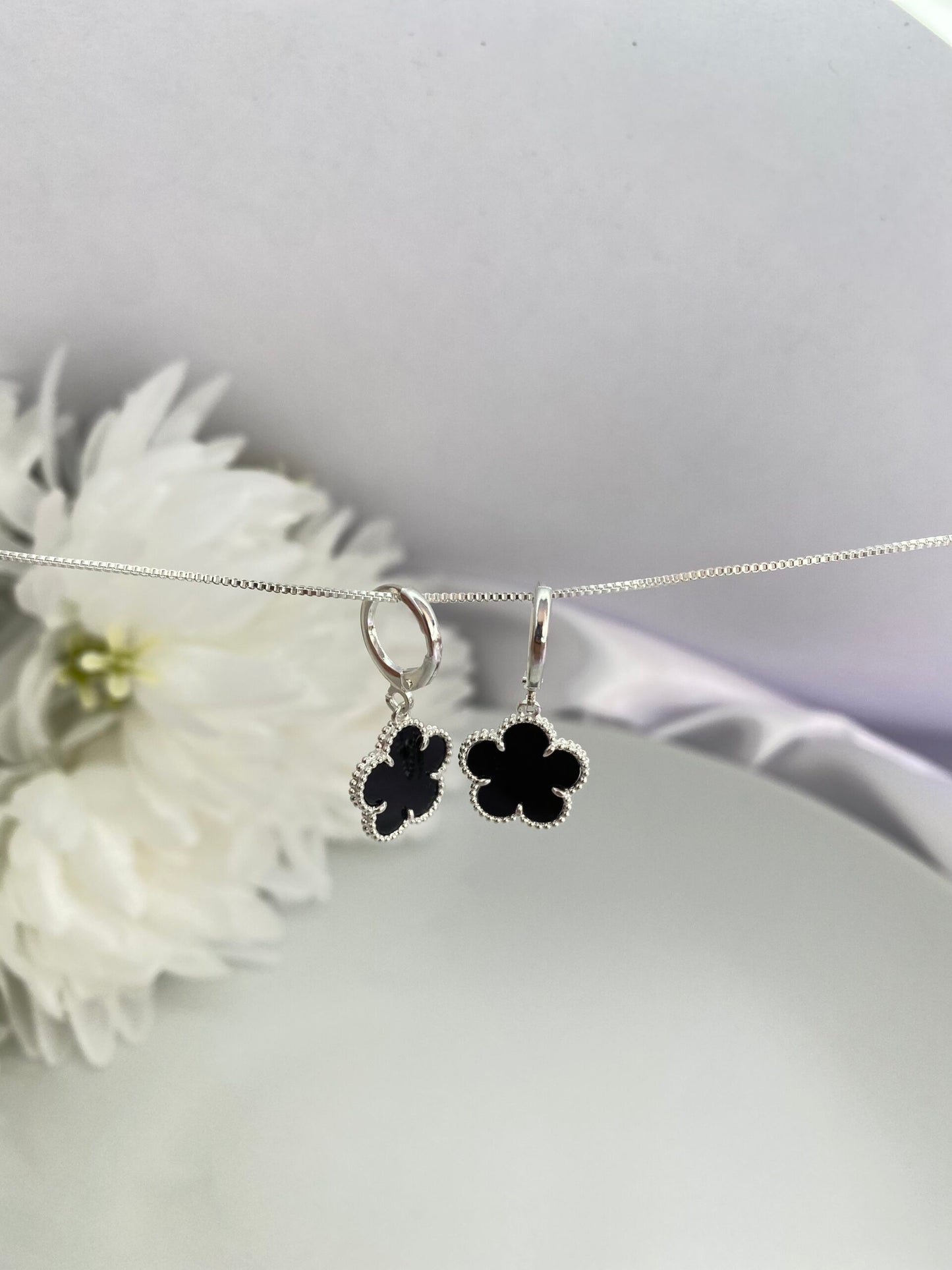 BRINCO PRATA TREVO PRETO