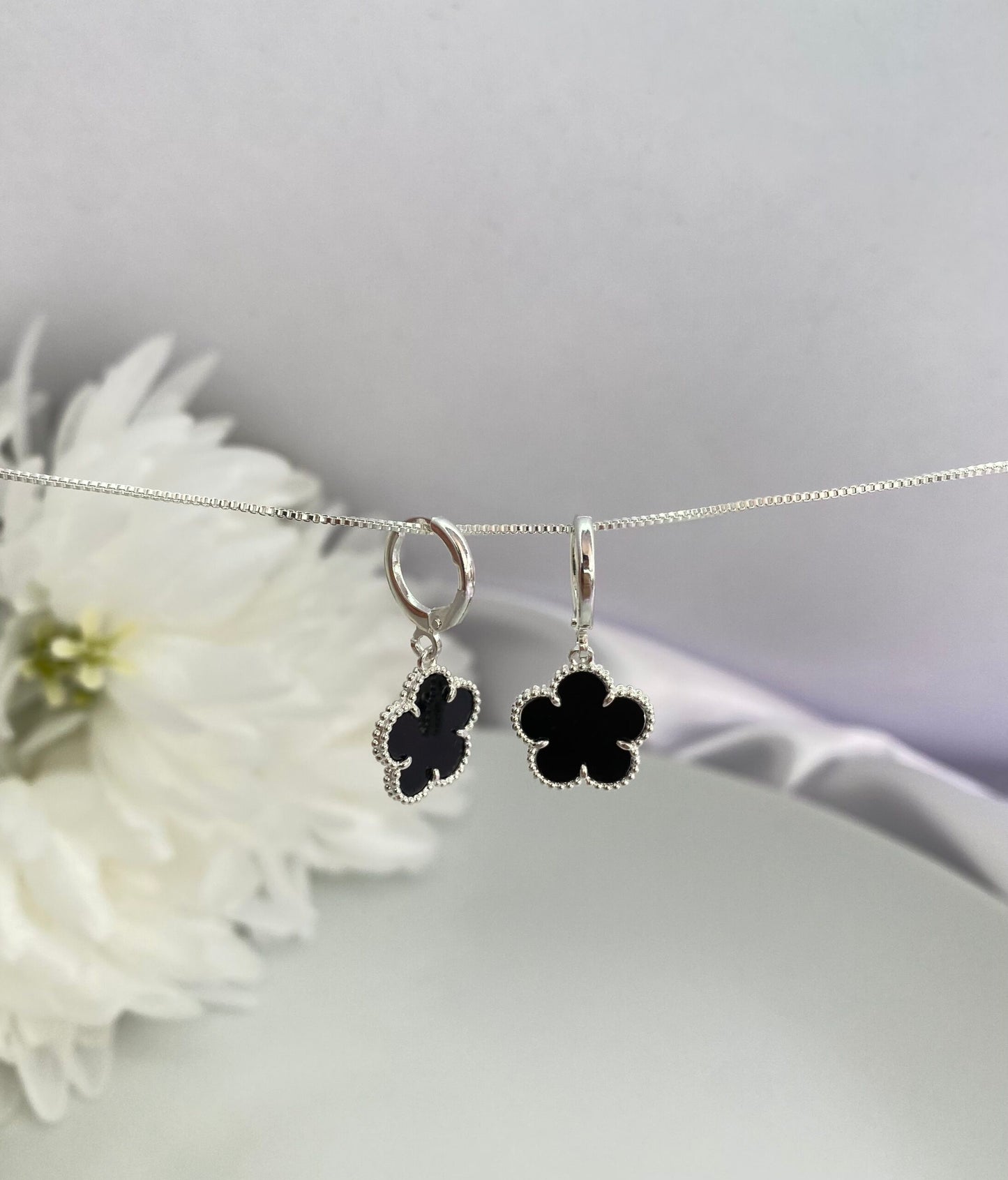 BRINCO PRATA TREVO PRETO