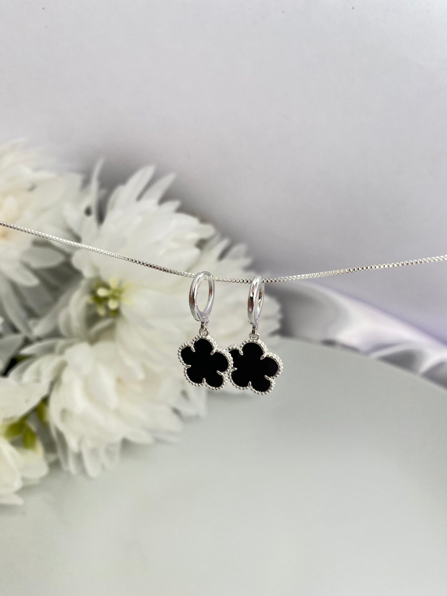 BRINCO PRATA TREVO PRETO