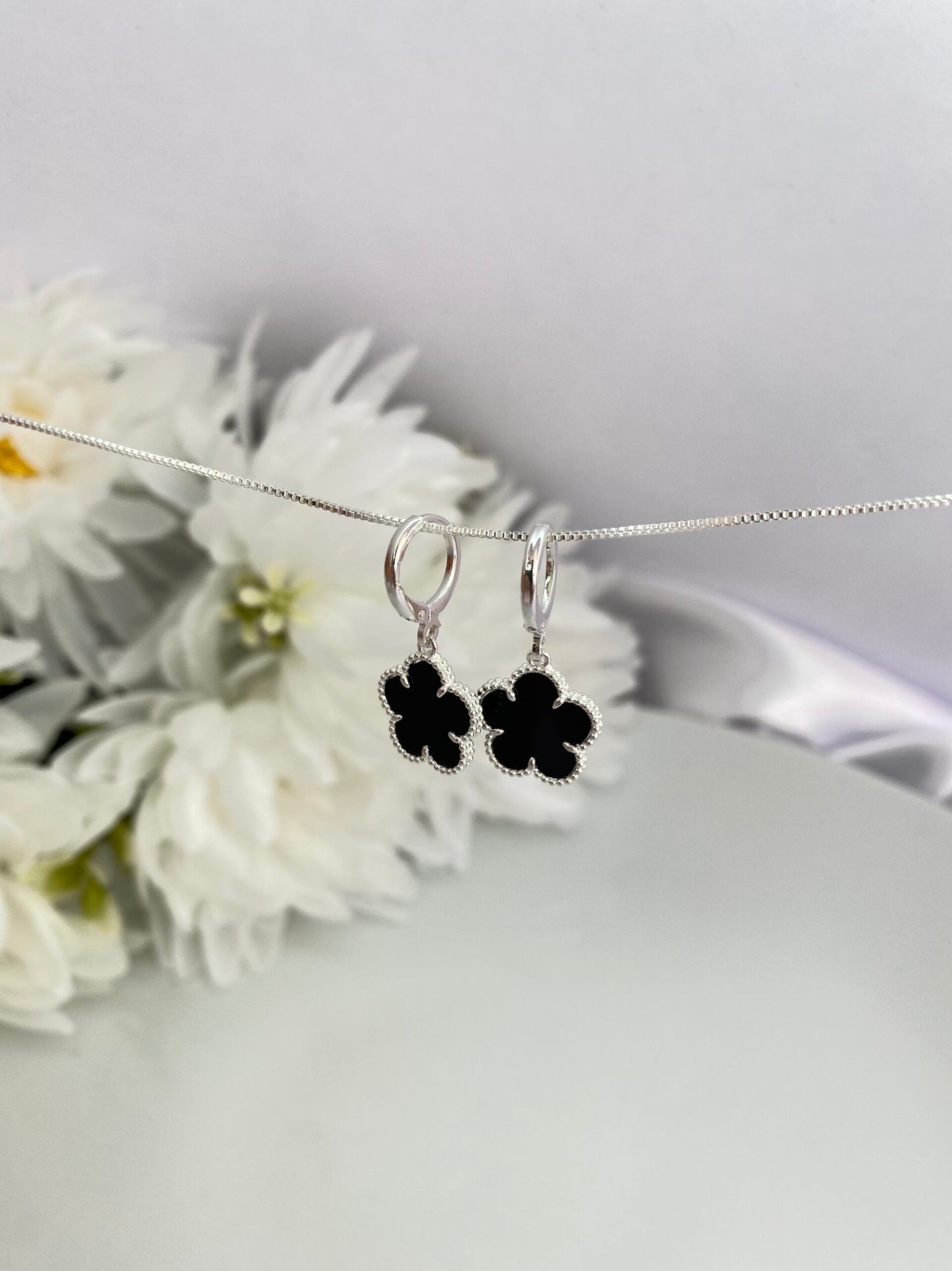 BRINCO PRATA TREVO PRETO
