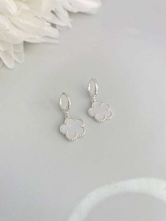 BRINCO PRATA TREVO BRANCO