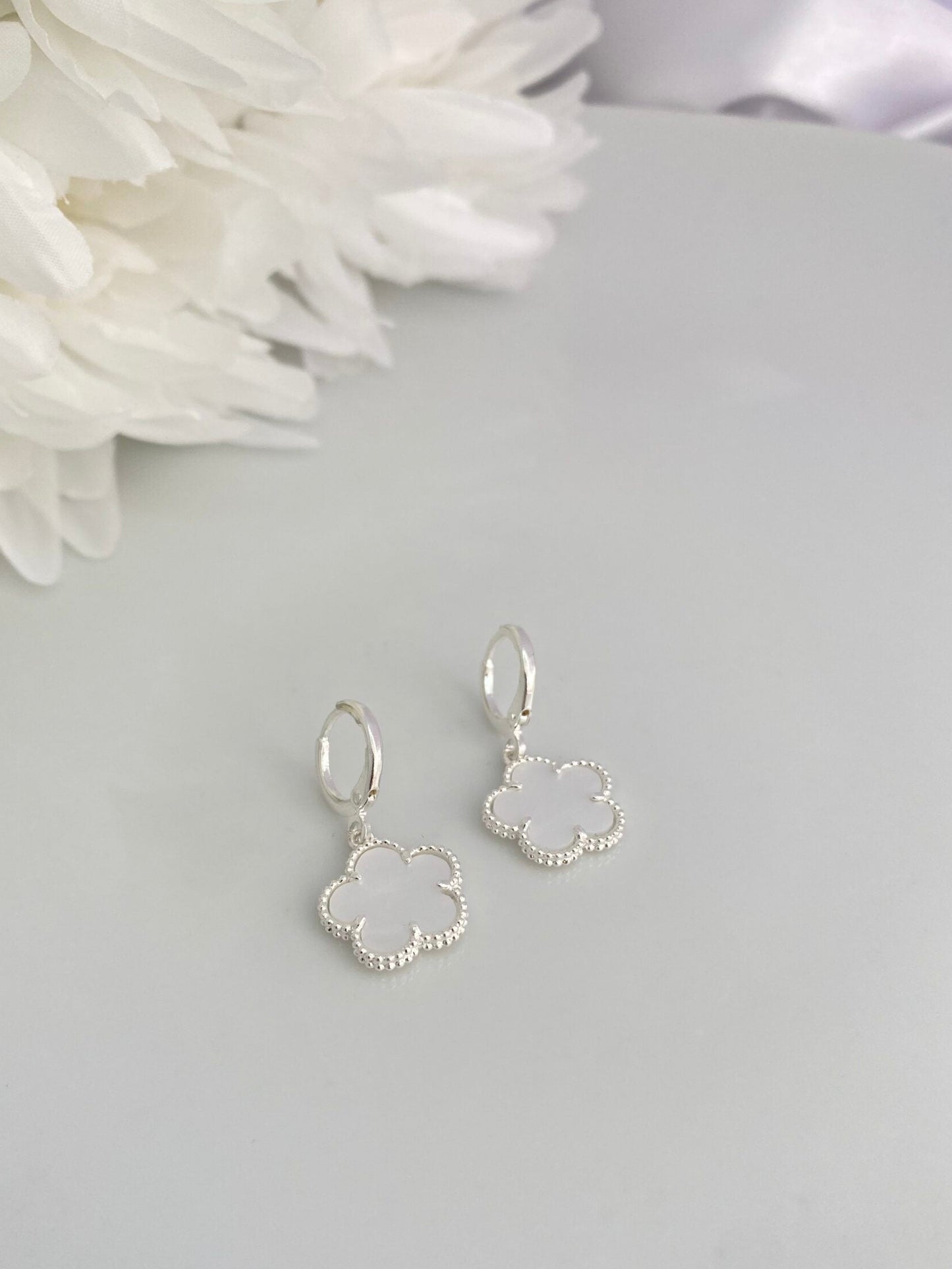 BRINCO PRATA TREVO BRANCO