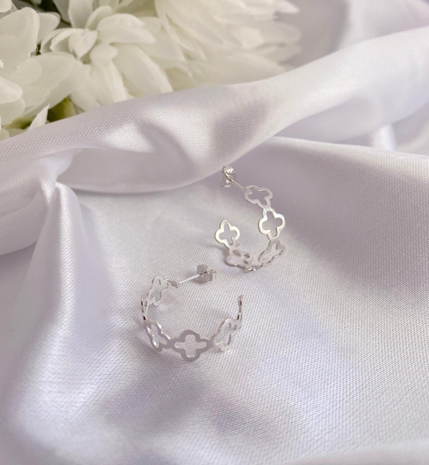 BRINCO TREVO DE PRATA MÉDIO