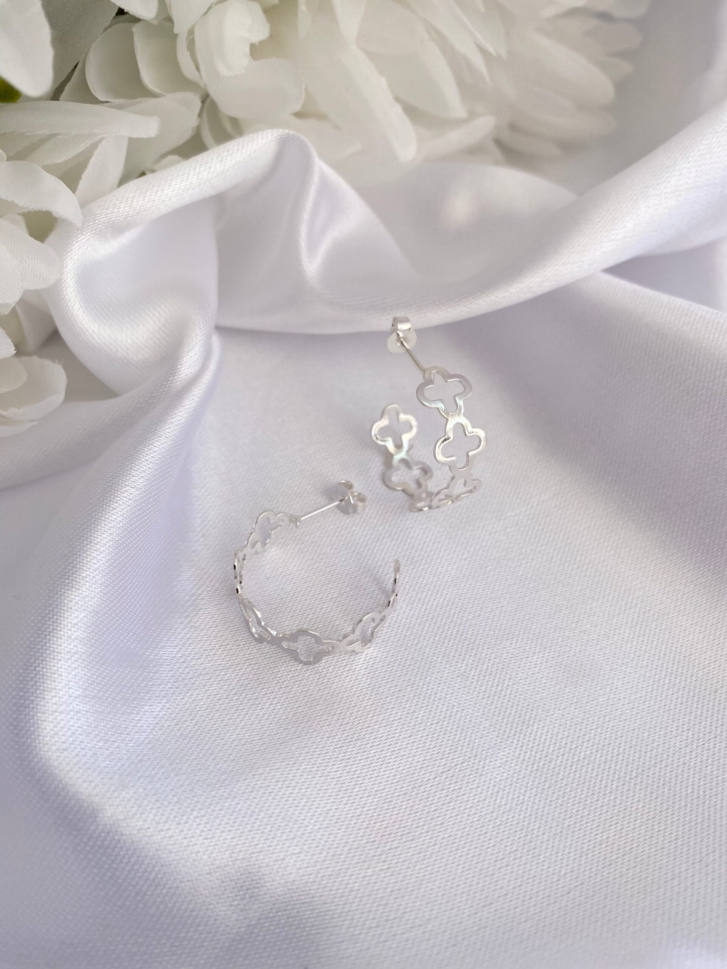 BRINCO TREVO DE PRATA MÉDIO