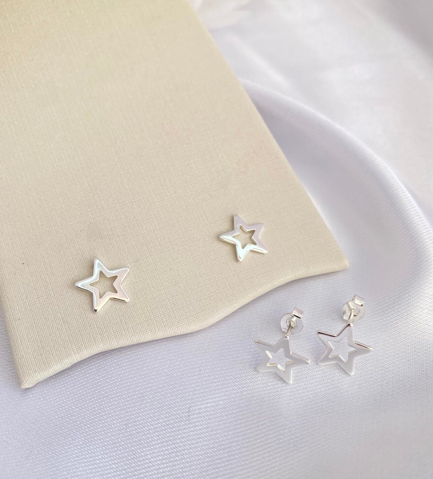 BRINCO PRATA ESTRELA VAZADO PEQUENO