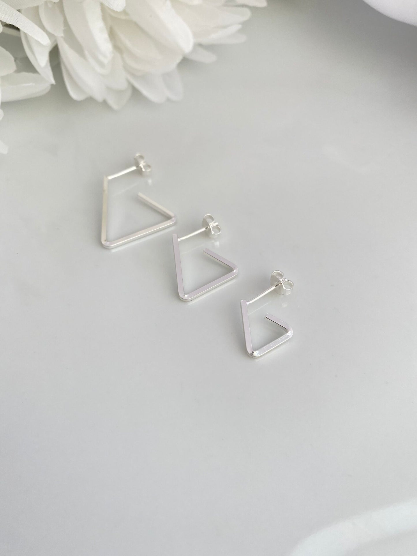 KIT BRINCOS PRATA TRIANGULARES VAZADOS