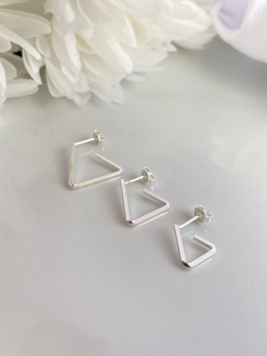 KIT BRINCOS PRATA TRIANGULARES VAZADOS