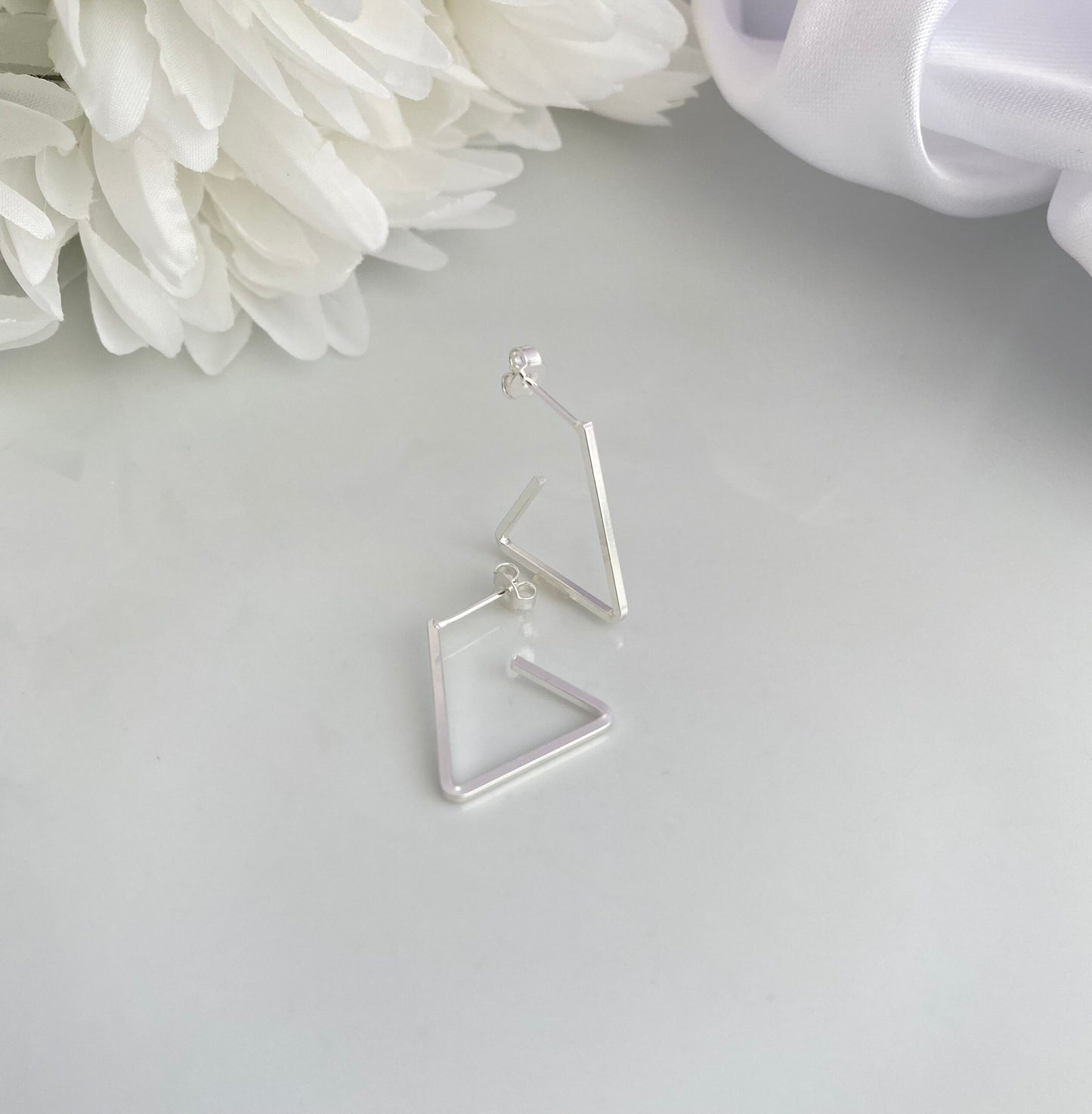 KIT BRINCOS PRATA TRIANGULARES VAZADOS