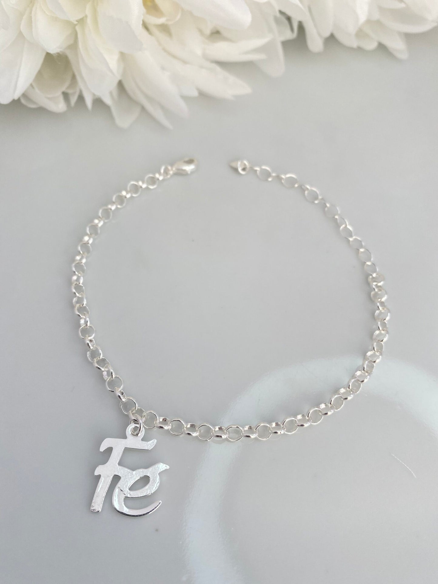 PULSEIRA PRATA COM PINGENTE FÉ