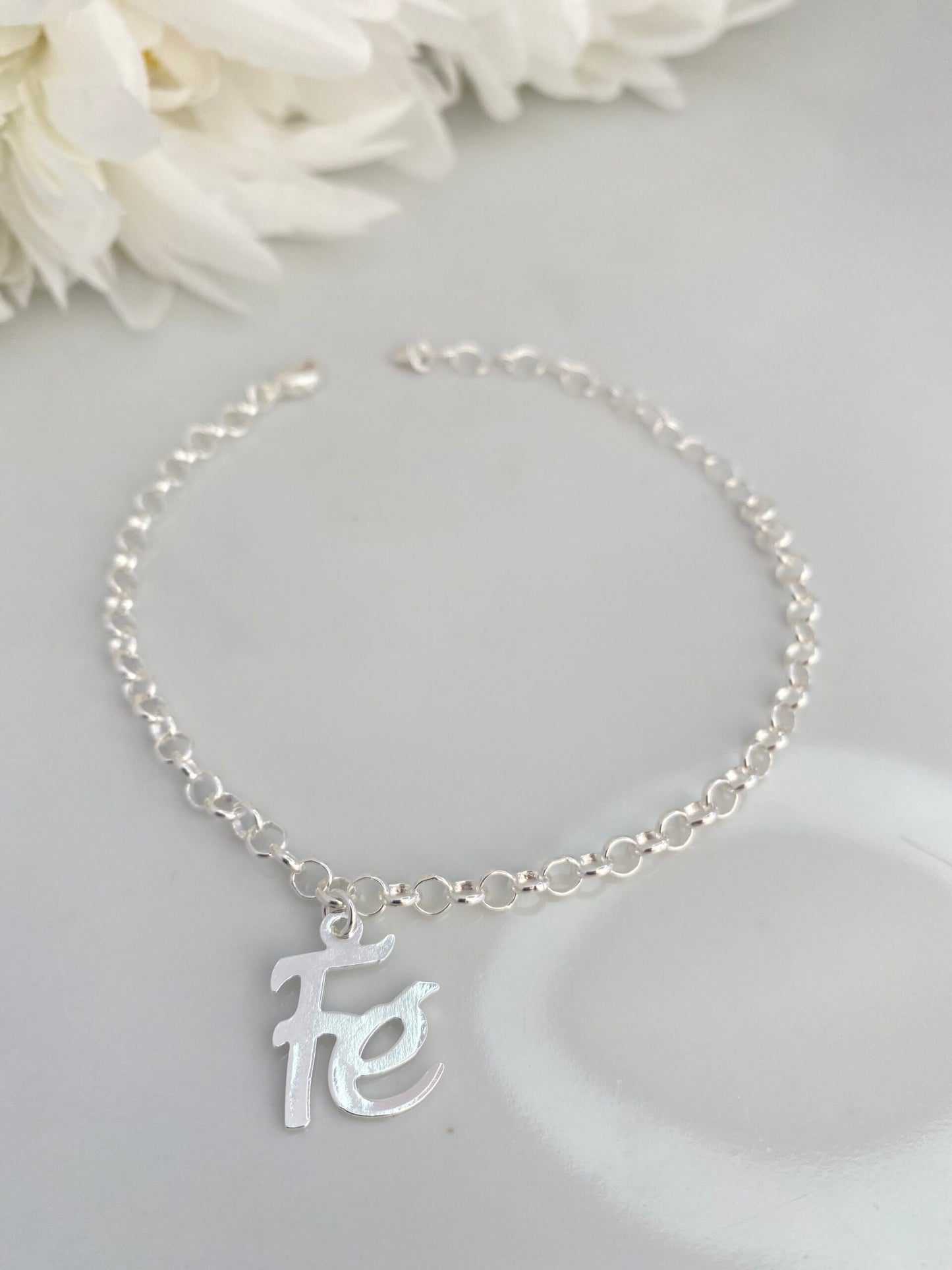 PULSEIRA PRATA COM PINGENTE FÉ