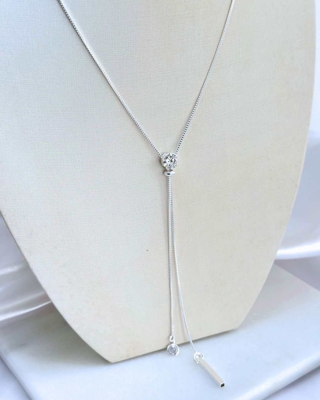 COLAR GRAVATINHA ENCANTO DE PRATA