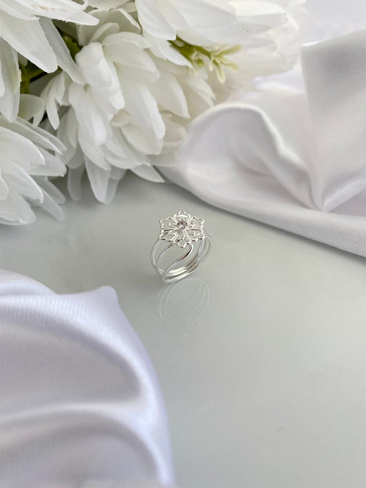 ANEL PRATA FLOR CAMÉLIA