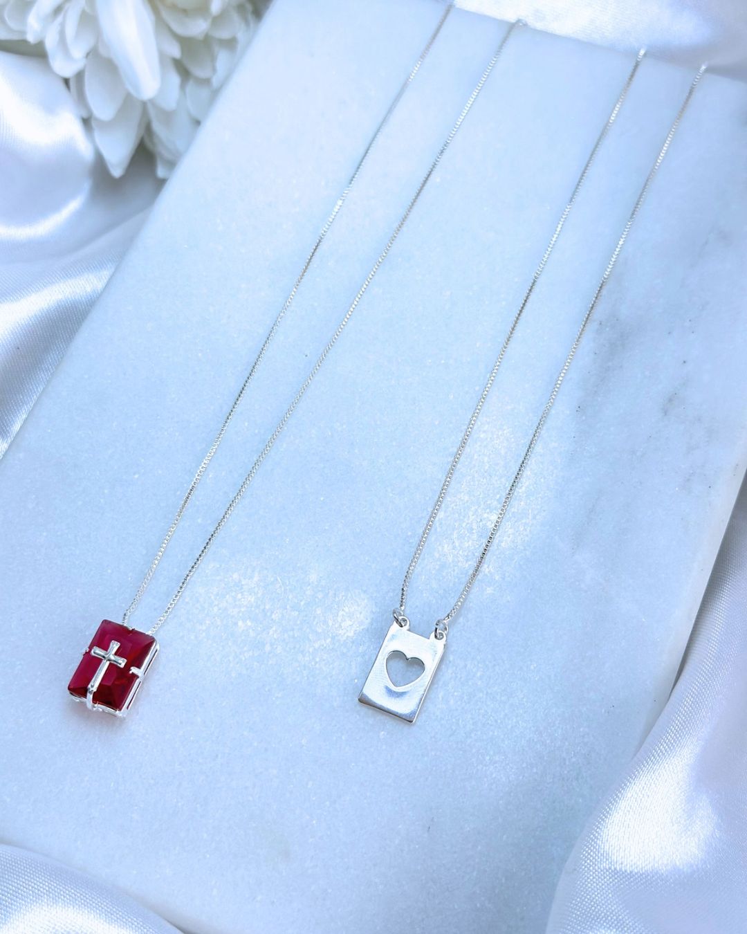 ESCAPULÁRIO PRATA CRUZ PRECIOSA - PEDRA VERMELHA