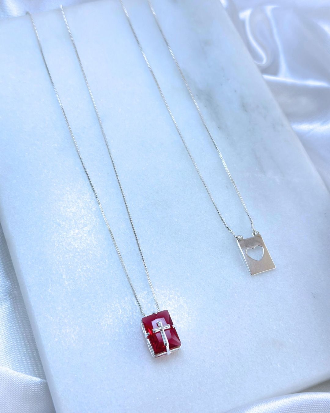 ESCAPULÁRIO PRATA CRUZ PRECIOSA - PEDRA VERMELHA