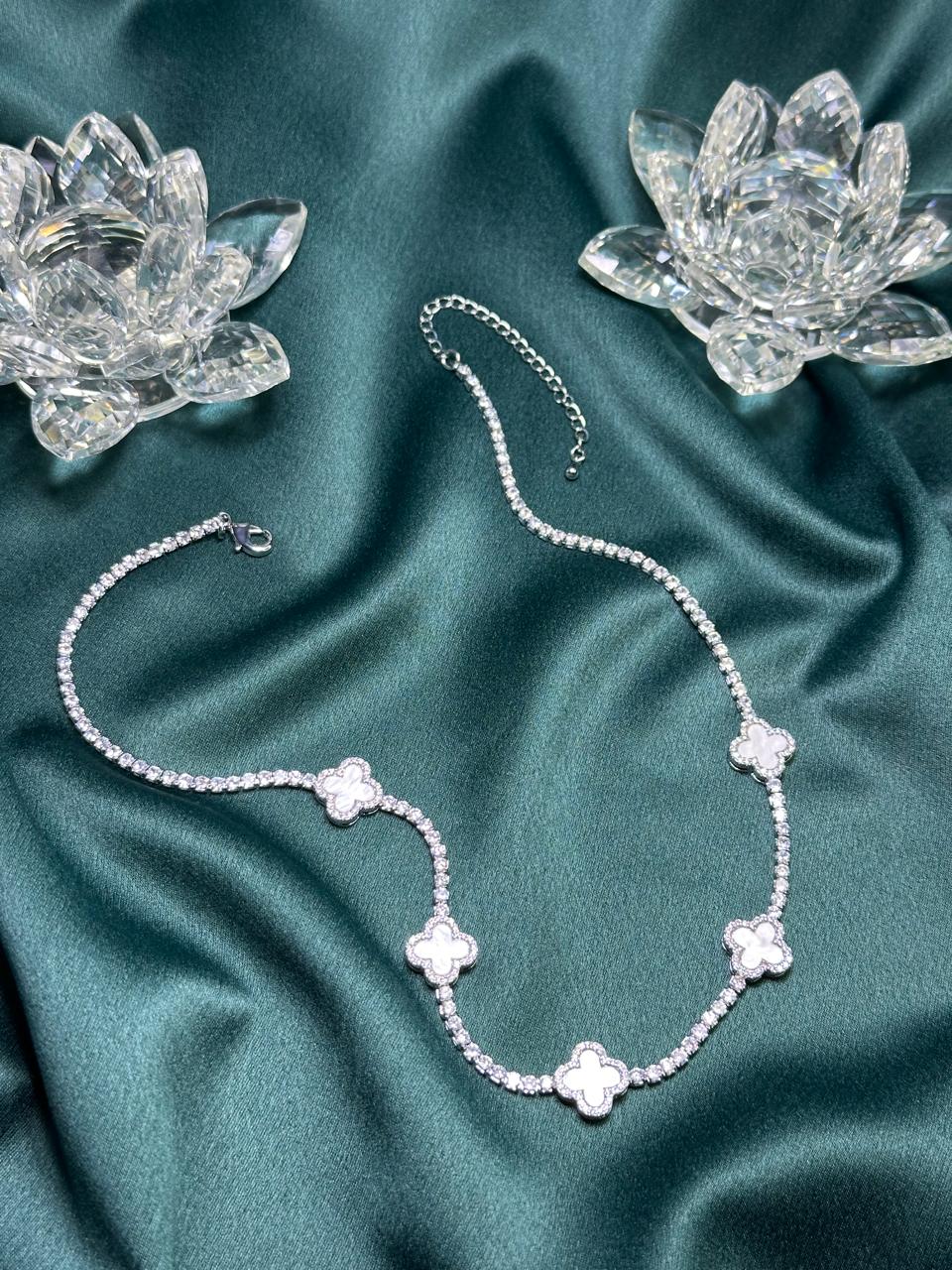COLAR CLOVER CRAVEJADO BRANCO