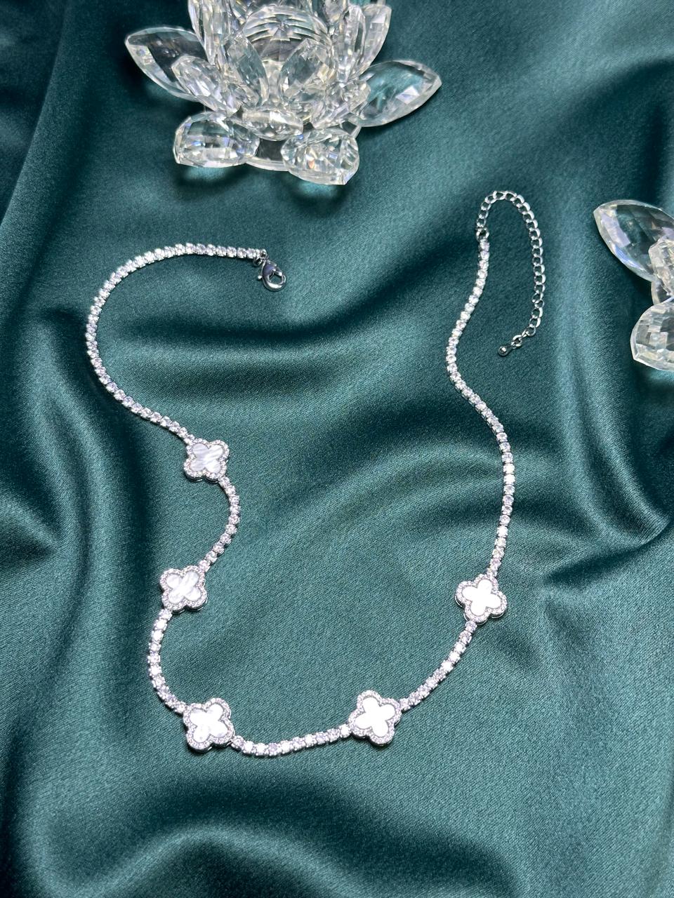 COLAR CLOVER CRAVEJADO BRANCO
