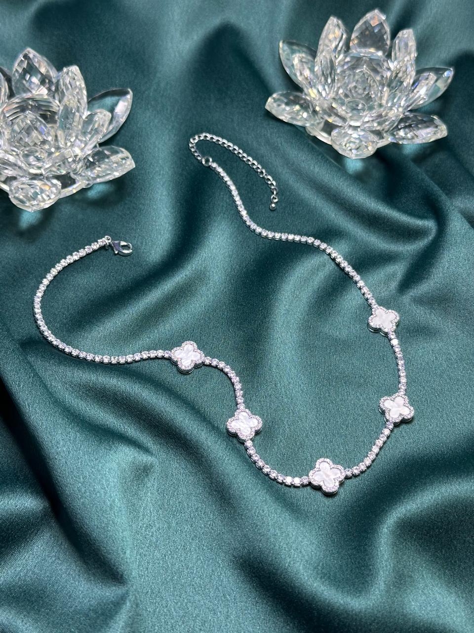 COLAR CLOVER CRAVEJADO BRANCO