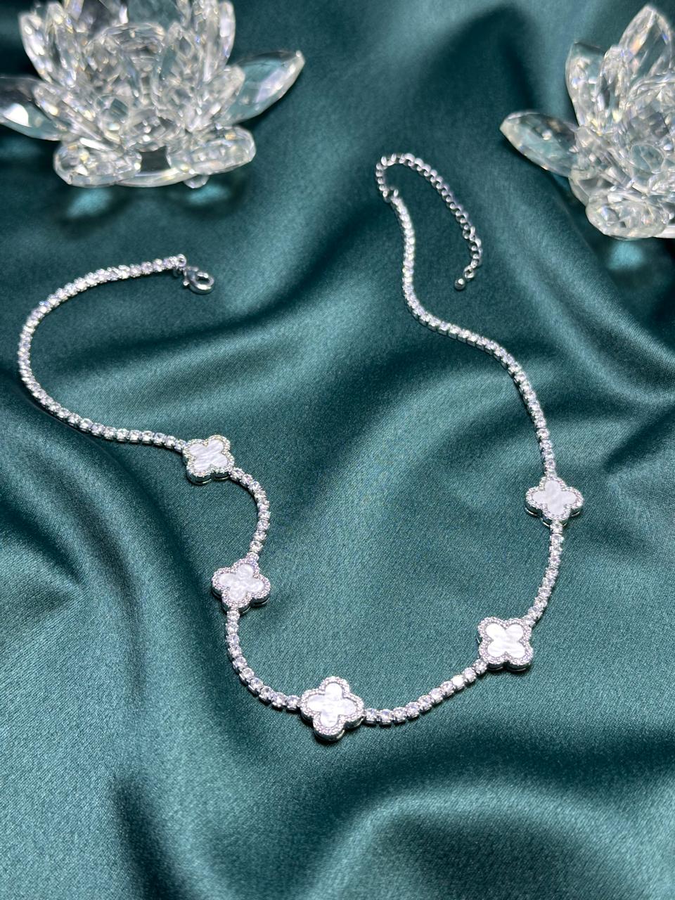 COLAR CLOVER CRAVEJADO BRANCO
