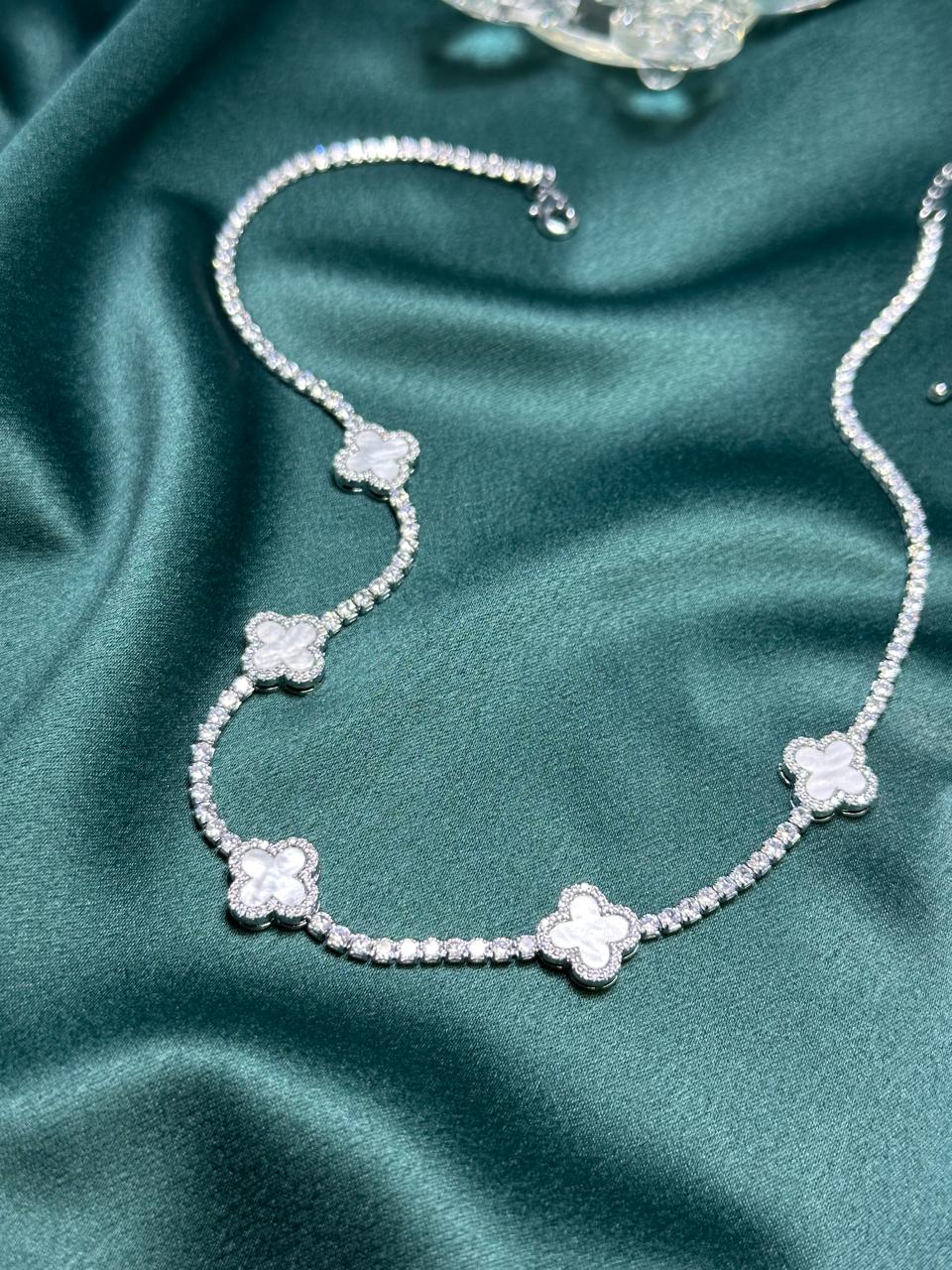 COLAR CLOVER CRAVEJADO BRANCO