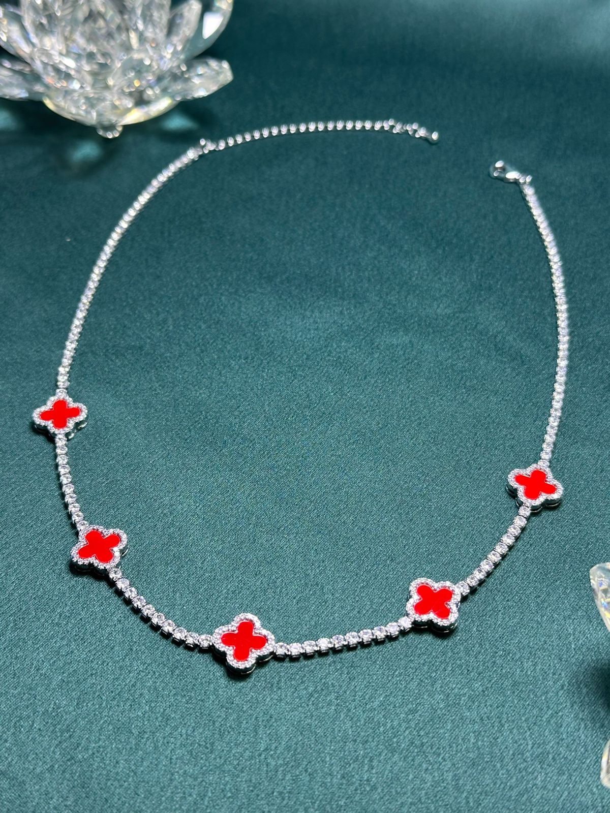 COLAR CLVER CRAVEJADO VERMELHO