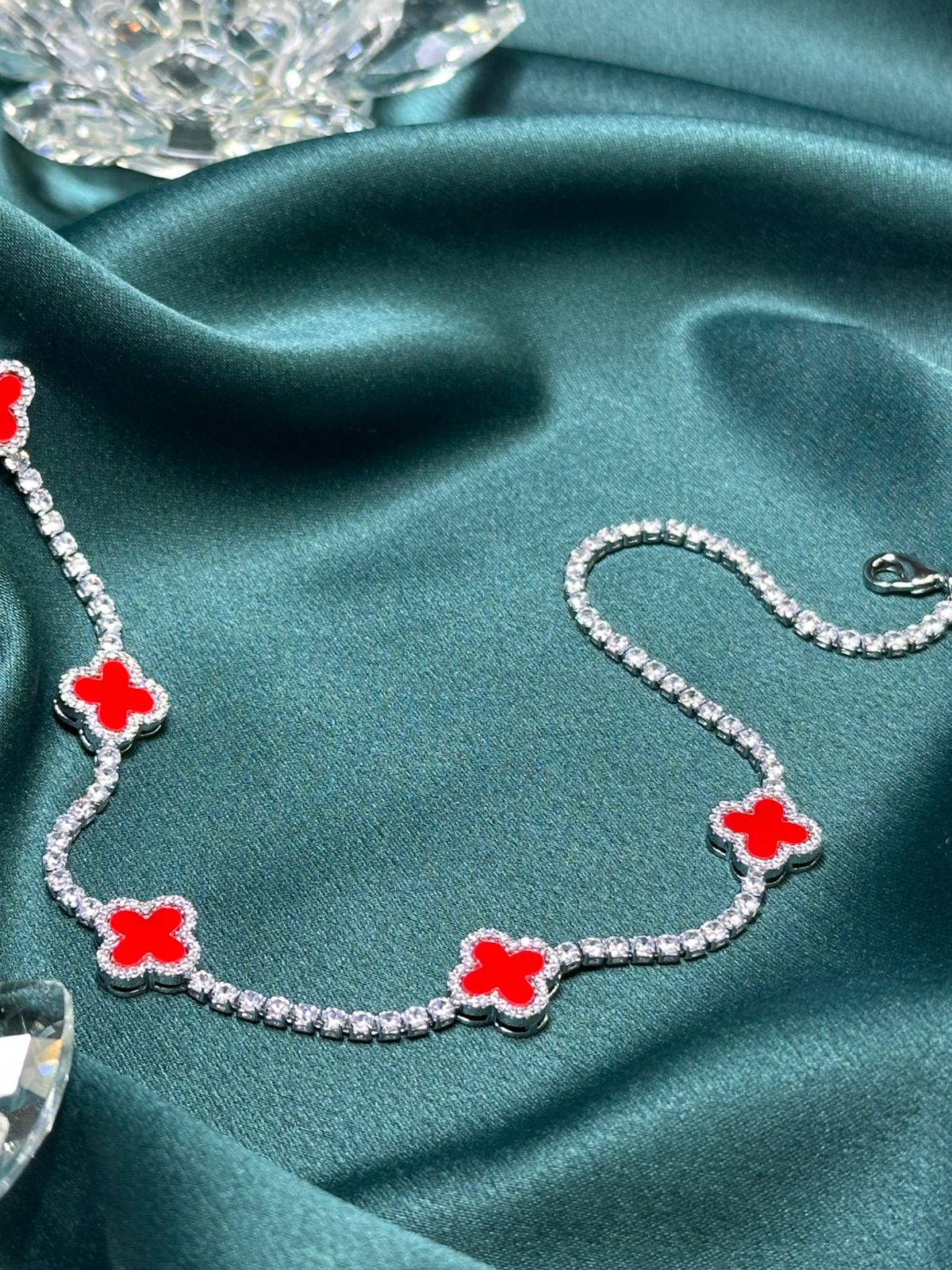 COLAR CLVER CRAVEJADO VERMELHO