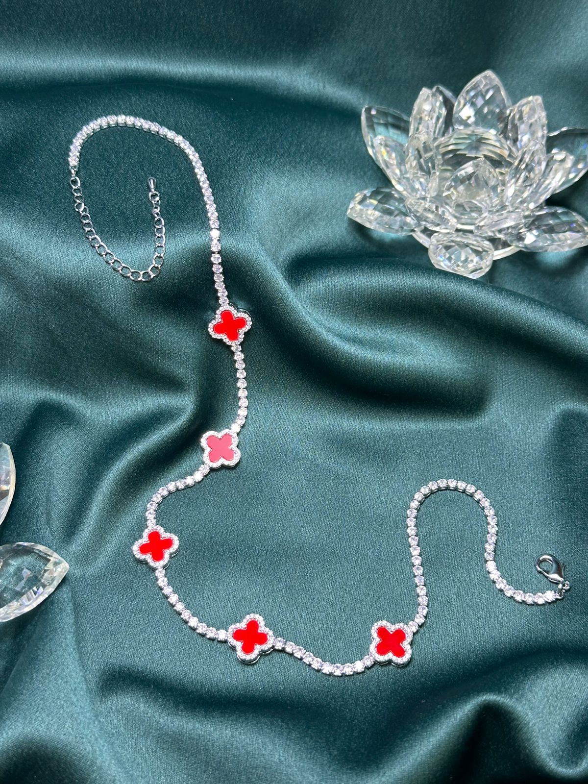 COLAR CLVER CRAVEJADO VERMELHO