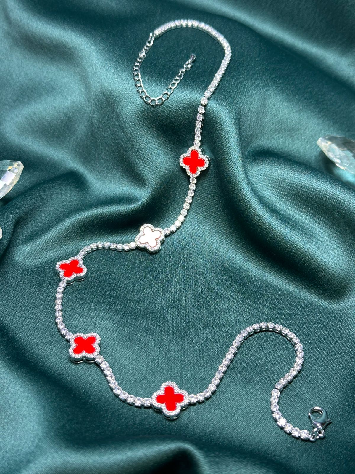 COLAR CLVER CRAVEJADO VERMELHO