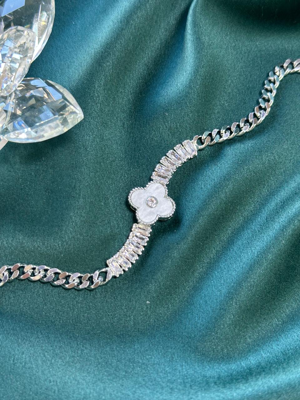 PULSEIRA CLOVER RADIANTE BRANCA