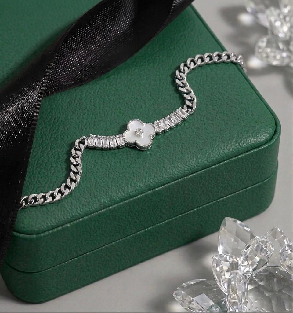 PULSEIRA CLOVER RADIANTE BRANCA